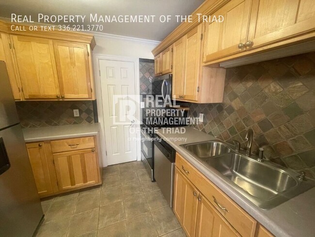 Building Photo - 2821 Tully Square