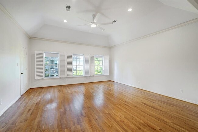 Building Photo - 2709 Wroxton Rd