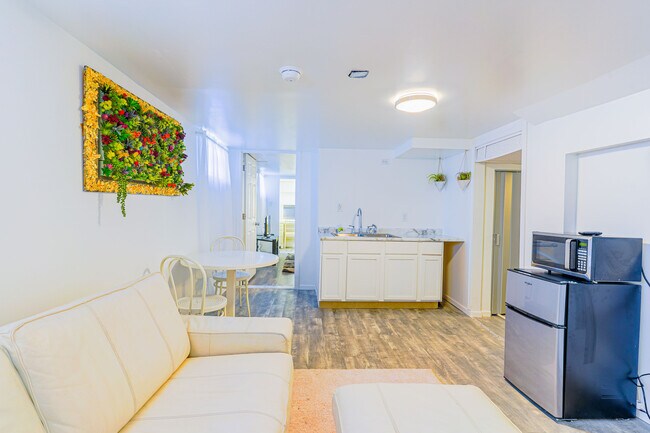 Building Photo - 393 Geranium Ave E