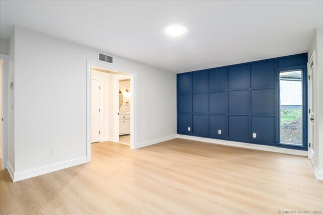 Building Photo - 929 Heritage Vlg