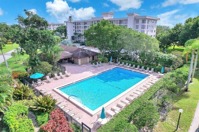 Building Photo - 2801 N Palm Aire Dr