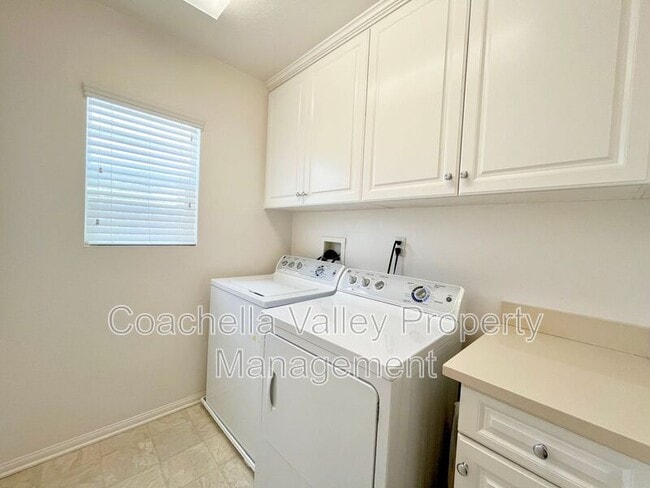 Building Photo - 532 Calle Vibrante