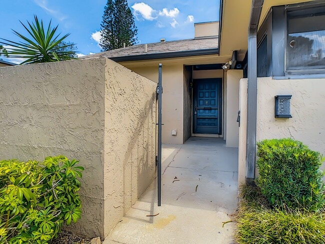 Building Photo - RARE 3 BEDROOM/ 2 BATH IN THE HIGHLY DESIR...