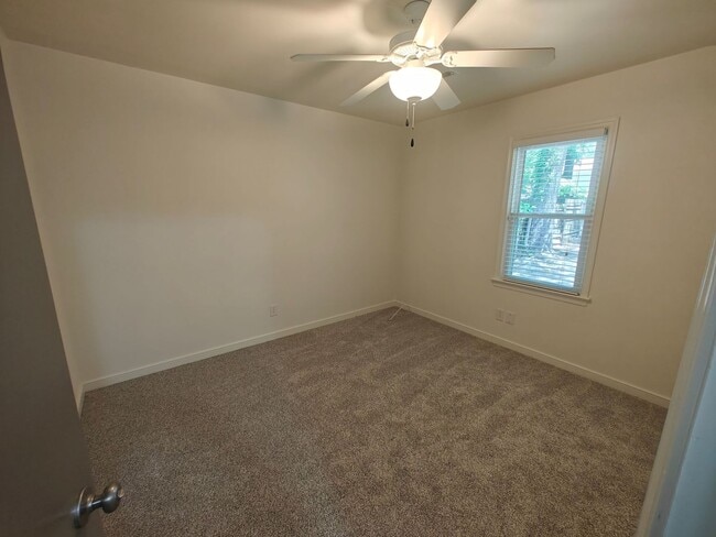 Building Photo - 4 bedroom2 bath home