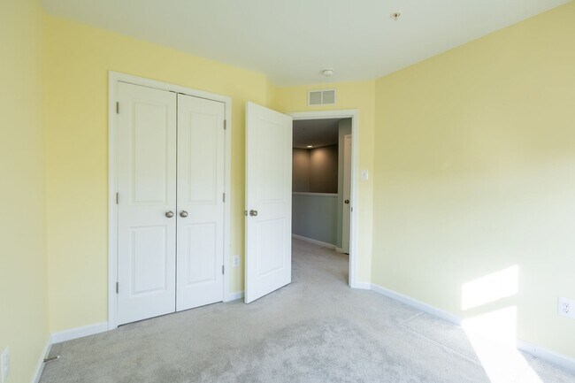 Building Photo - Lovely 3 BR/2.5 BA EOG Townhome in Glen Bu...
