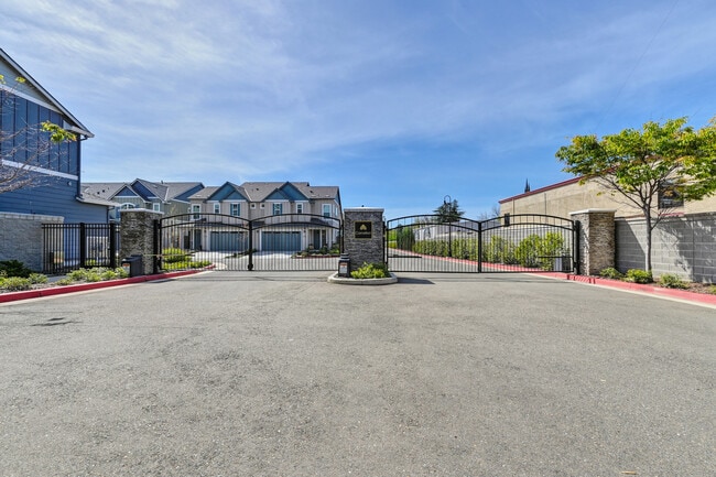 Building Photo - 6930 Peak Way