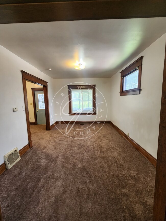 Building Photo - 3 bed 1 bath with bonus rooms!
