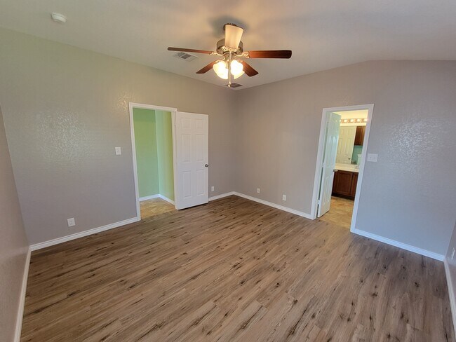 Building Photo - 2123 Wiltshire Dr
