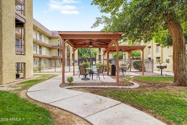 Building Photo - 461 W Holmes Ave