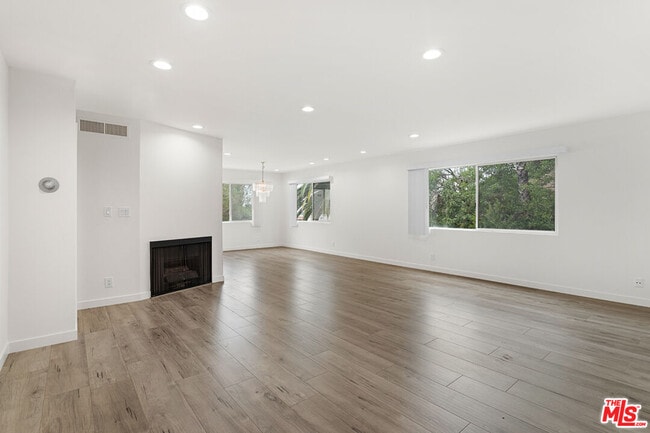 Building Photo - 9351 Via Crema