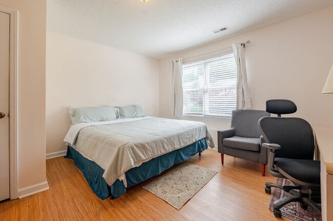 Building Photo - 305 Humble Rd