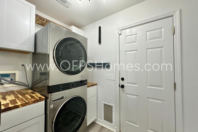 Building Photo - 2426 Houston Cir