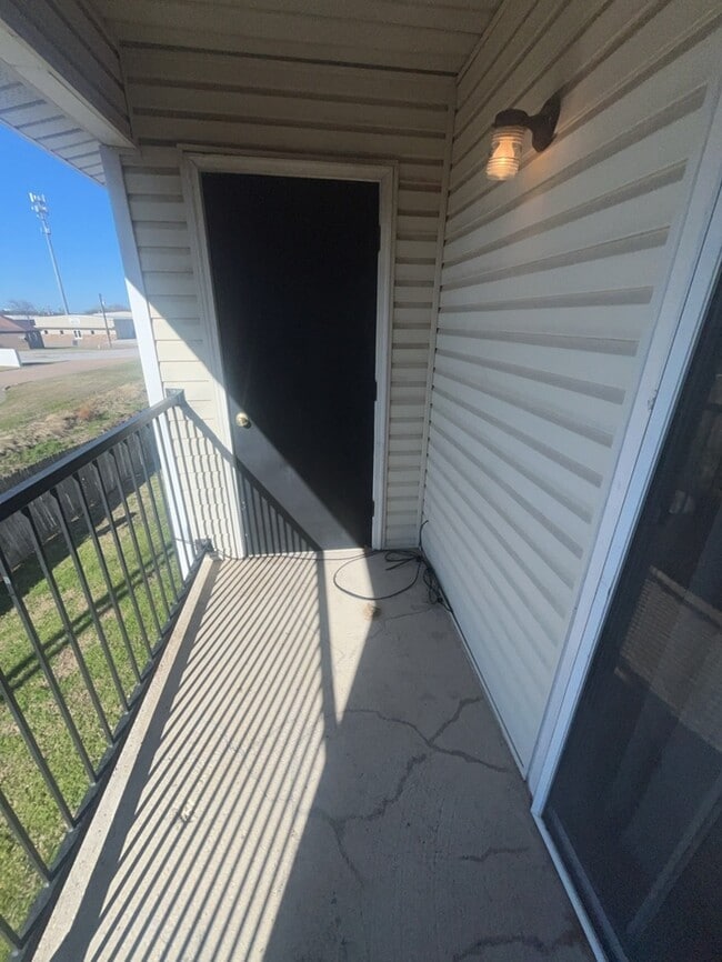 Building Photo - 2nd floor apartment water included! walking distance to Old town! Easy access to highway!