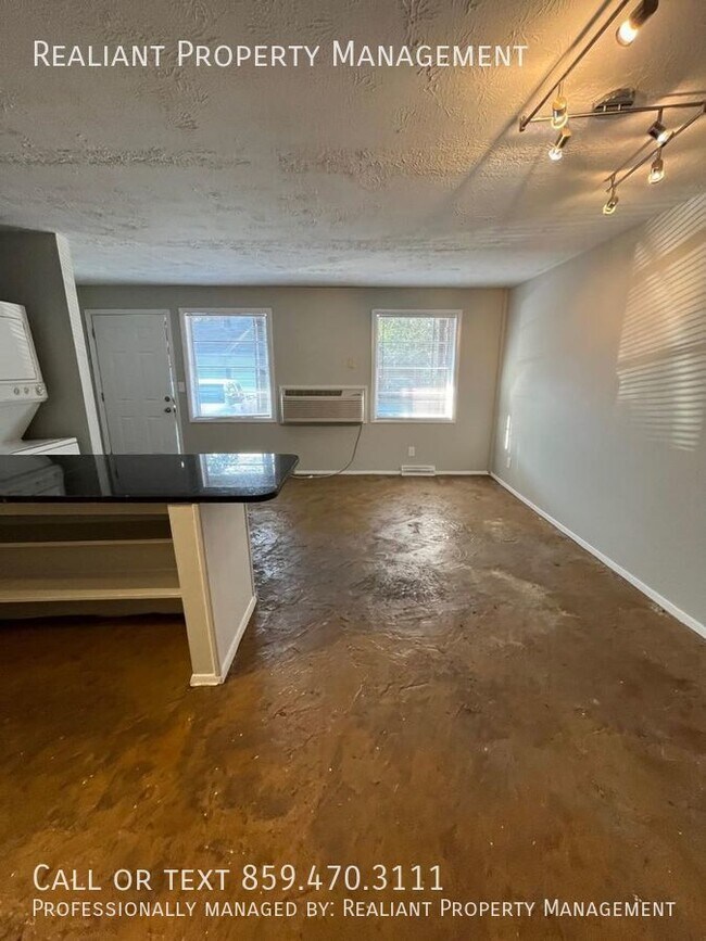 Building Photo - 468 N. Limestone-10