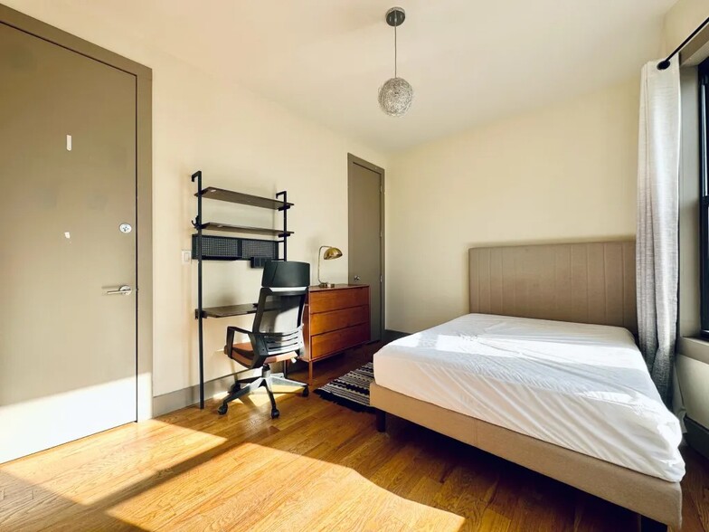 Building Photo - Furnished room/NOT APARTMENT