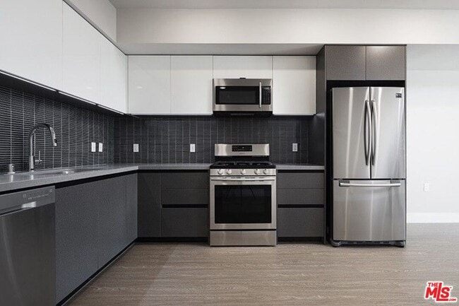 Building Photo - 837 S Harvard Blvd