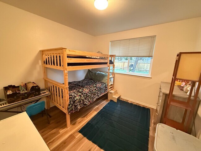 Building Photo - 2 Bed/1 Bath Home With Large and Fully Fen...