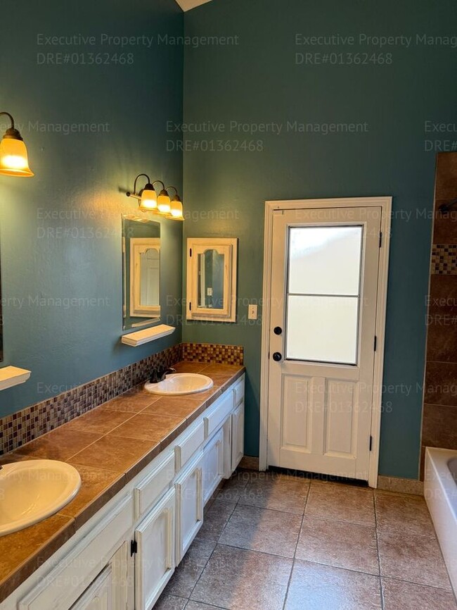 Building Photo - 3 bedroom/ 2 bathroom