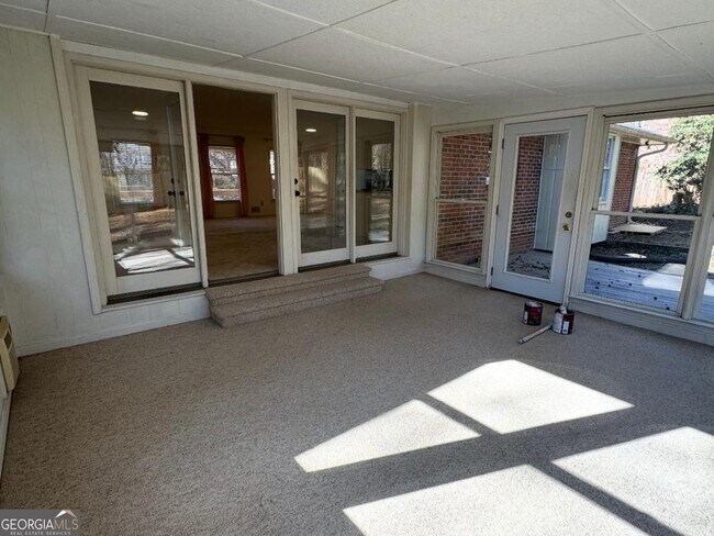 Building Photo - 501 Valleyview Dr