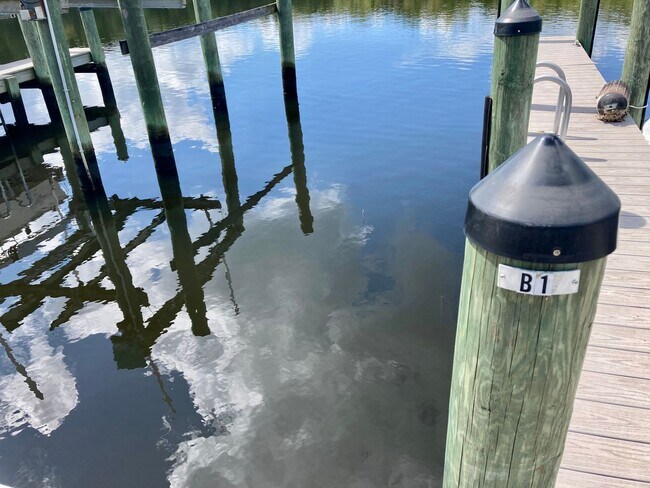 Building Photo - Beautiful Waterfront 2/2 Furnished Condo with community pool!