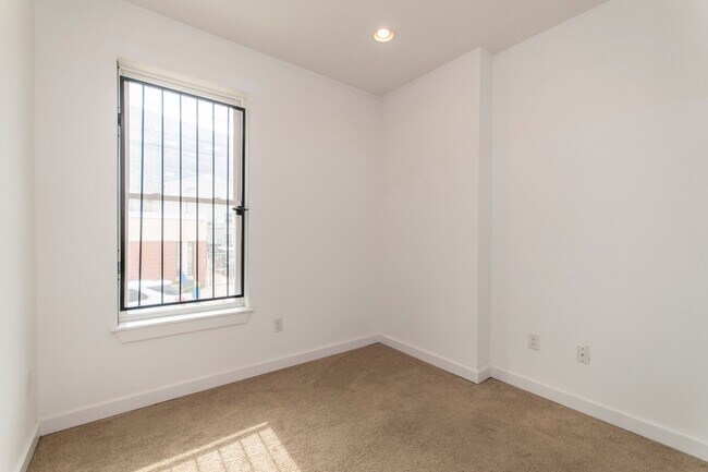 Building Photo - 1632 N Sydenham St