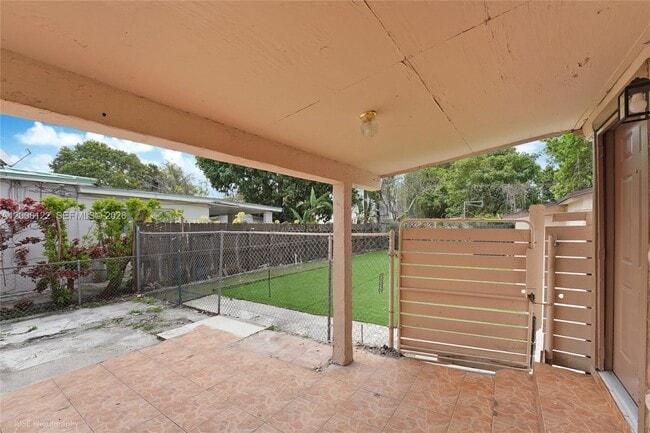 Building Photo - 166 E 17th St