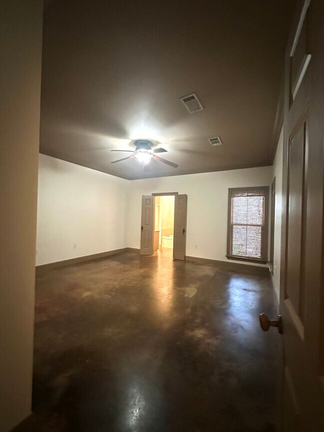 Building Photo - 10243 Hillmont Ave