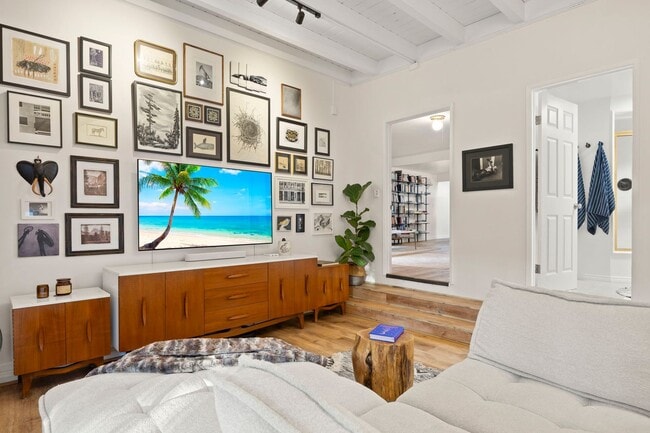 Building Photo - Ventura | Pierpont | 4 Bedroom + 3 Bathroom