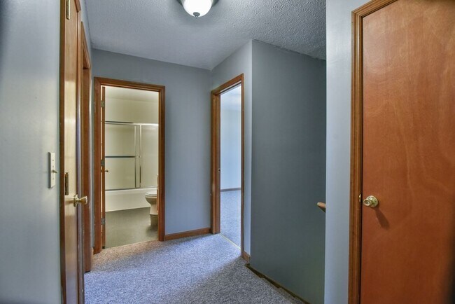 Building Photo - 4 bedroom 2 bath