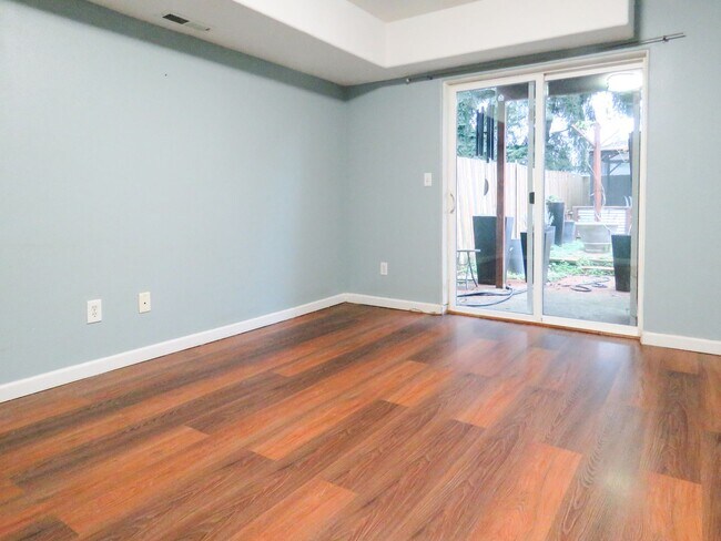 Building Photo - 2 Bedroom Plus Bonus Room - Tigard Townhom...