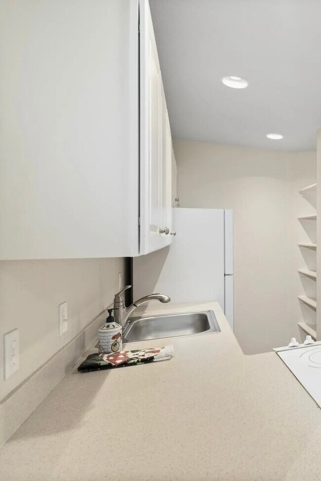 Building Photo - 160 Keonekai Rd