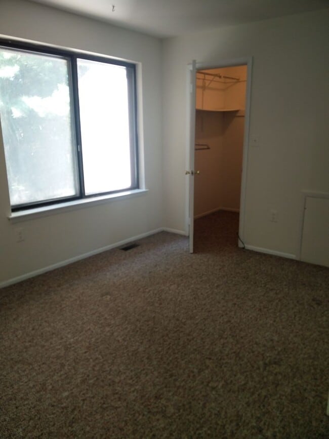 Building Photo - Spacious 3 bedroom house For Rent