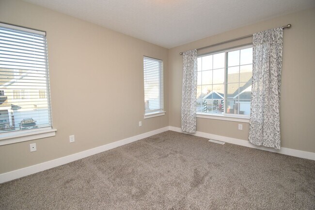 Building Photo - Gorgeous 3 Bedroom Townhome in Sandy!