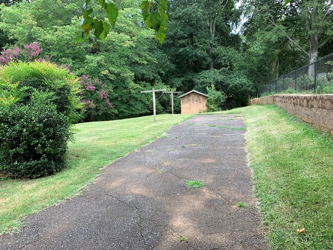 Building Photo - One Level Home off Fort Avenue