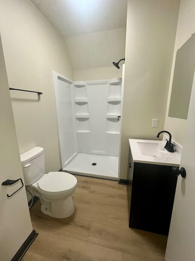 Building Photo - 914 7th Ave