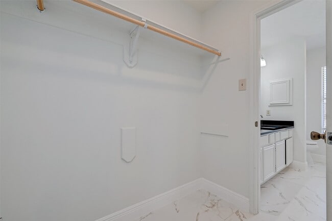 Building Photo - 16015 Surrey Woods Dr