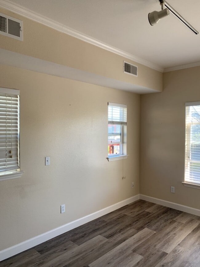 Building Photo - 3 Bedroom 2 bath in Wild Horse with garage