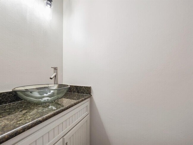 Building Photo - 6402 Del Monte Dr