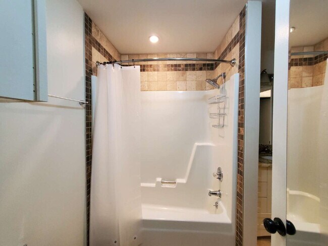 Building Photo - "Charming 2-Bed Townhouse Retreat with Modern Comforts in Hendersonville!"