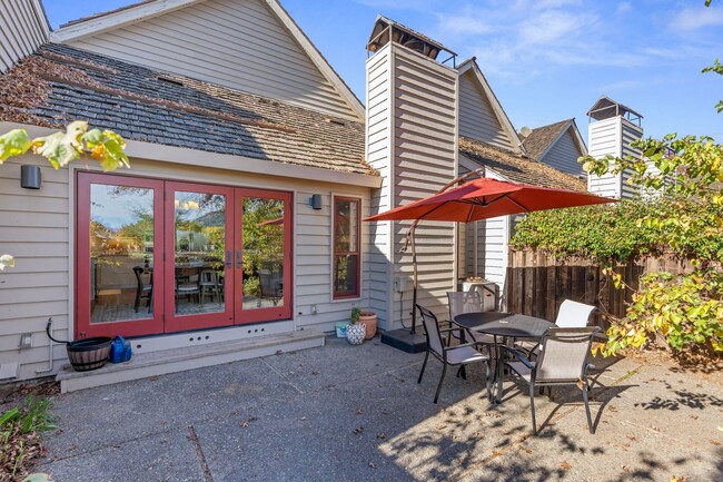 Building Photo - Gorgeous Furnished 2-Bed, 2-Bath Townhouse...