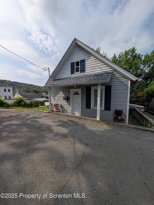 Building Photo - 954 E Elm St