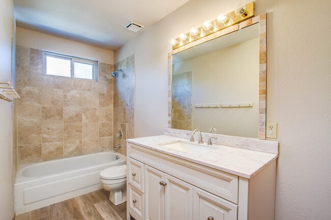 Building Photo - Spacious 4BR Home in Gleneagle!!!