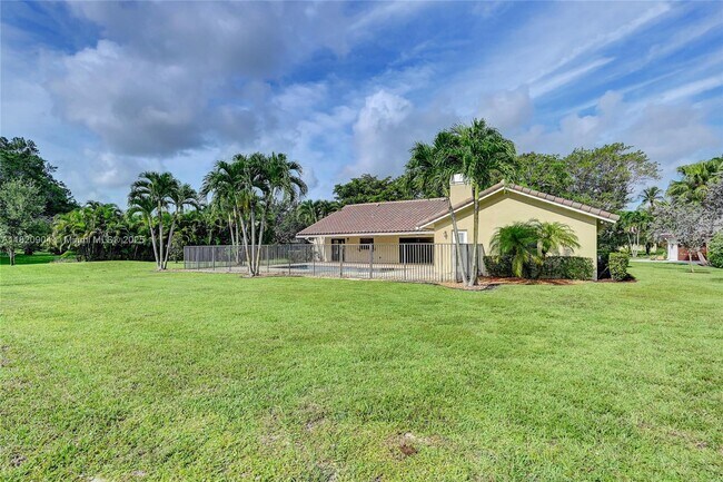 Building Photo - 7120 Hialeah Ln