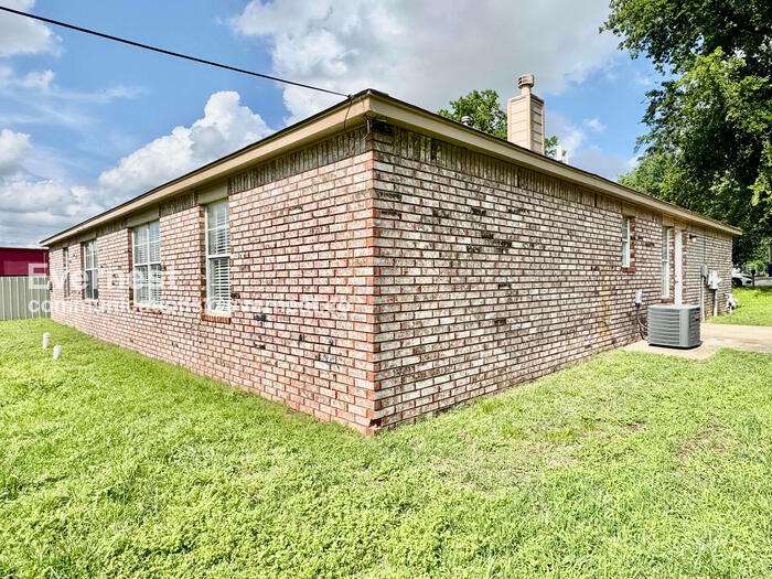 Building Photo - 820 N Birch Ave