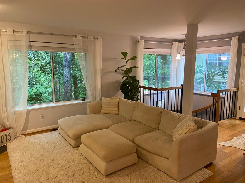 Building Photo - 1286 Clifden Grn