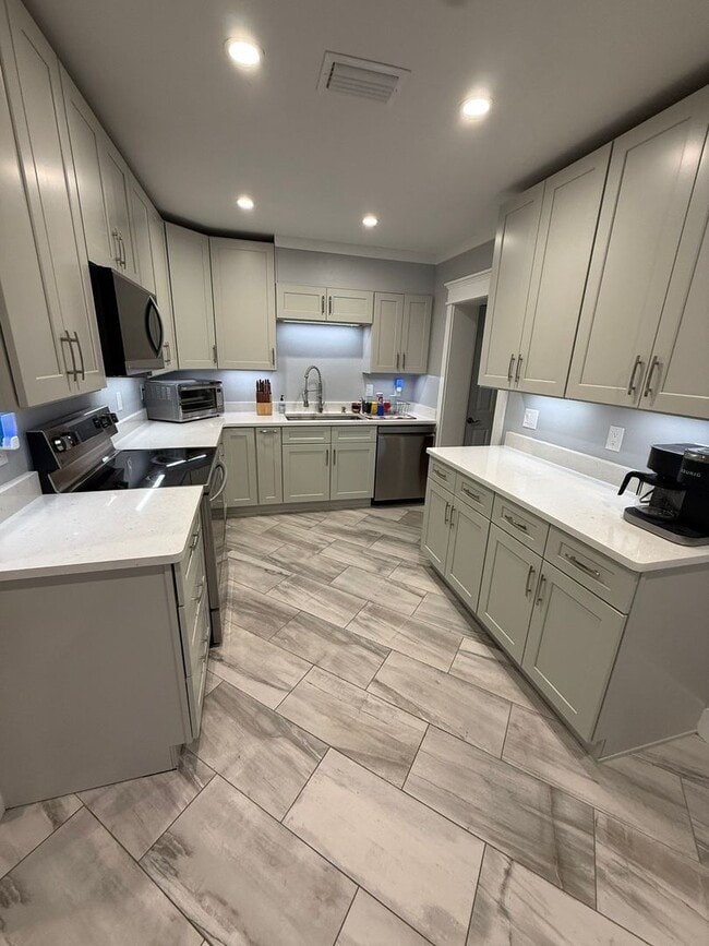 Building Photo - 4 bedroom 1 bath house with a large fenced...