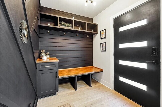 Building Photo - 2450 Hillcrest Dr