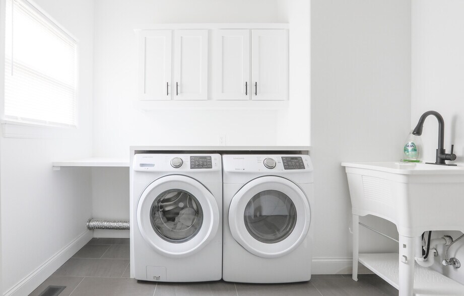 Building Photo - 2010 Merlin Dr