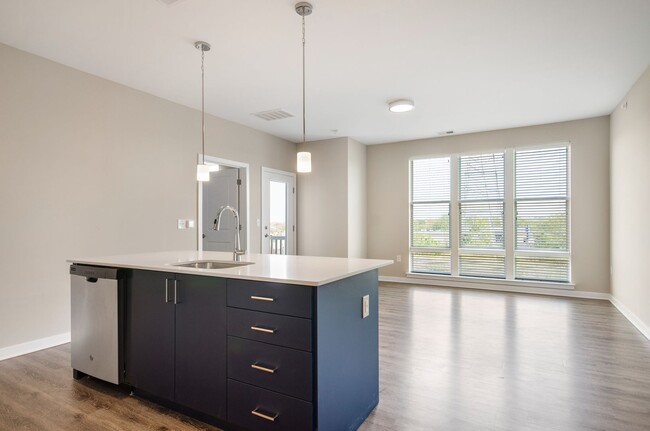 Building Photo - One Bedroom Luxury Apartment (Elevator Bui...