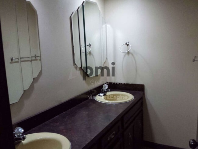 Building Photo - 536 W Ash Ave